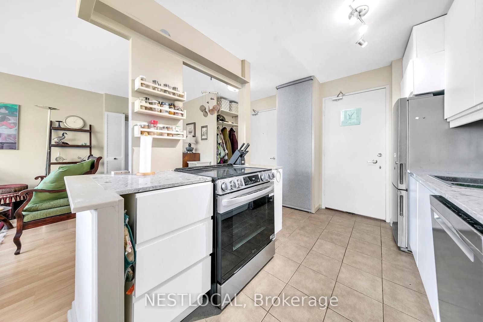 581 Avenue Road Avenue, Unit 504 thumbnail 8