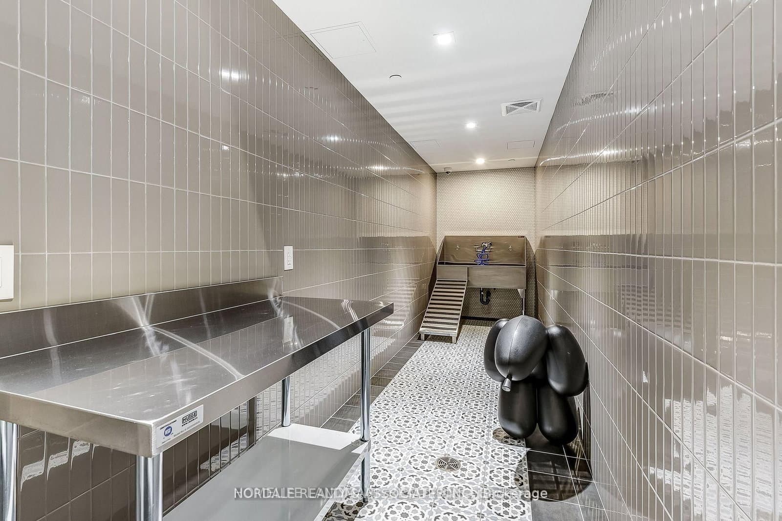 28 Widmer Street, Unit SPH23 thumbnail 4