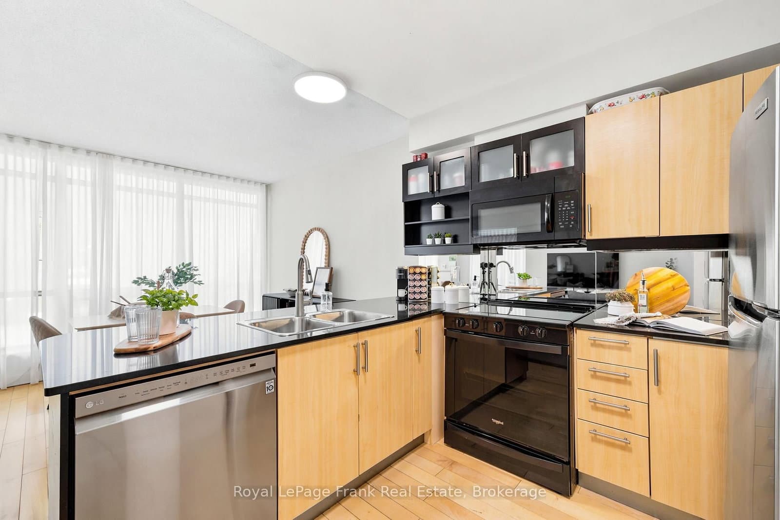 350 Wellington Street W, Unit M24 thumbnail 12