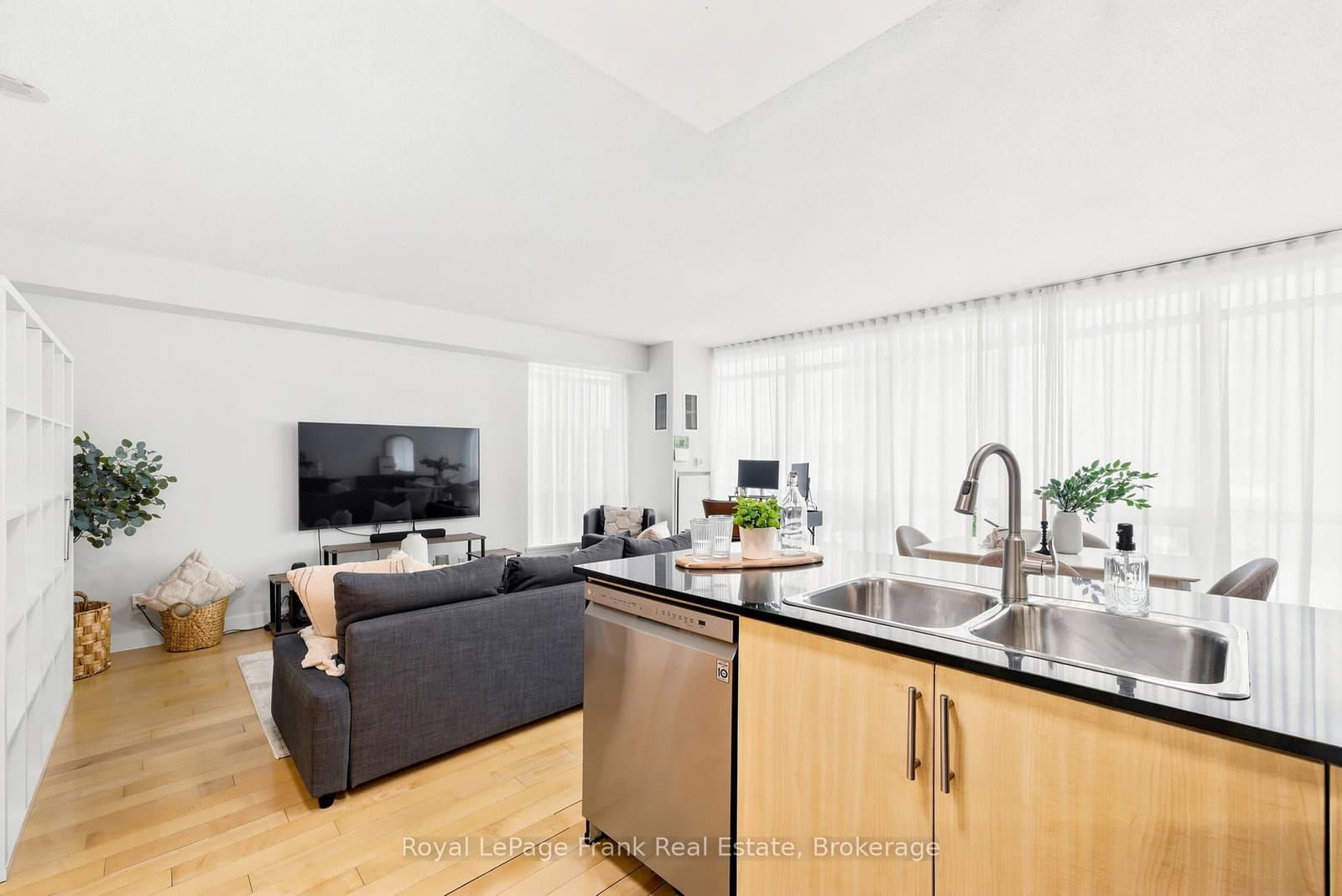 350 Wellington Street W, Unit M24 thumbnail 16