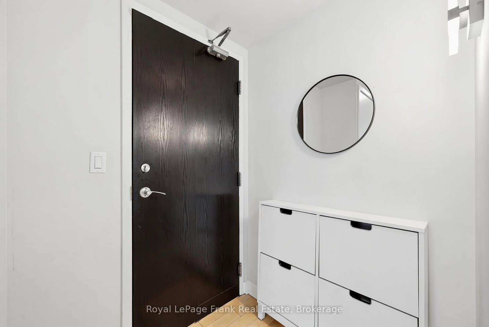 350 Wellington Street W, Unit M24 thumbnail 2