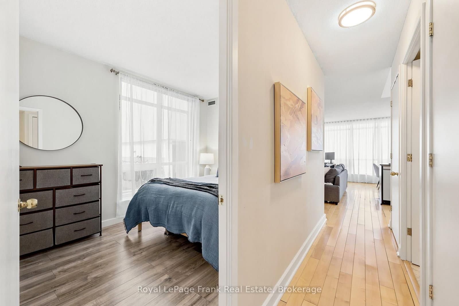 350 Wellington Street W, Unit M24 thumbnail 3