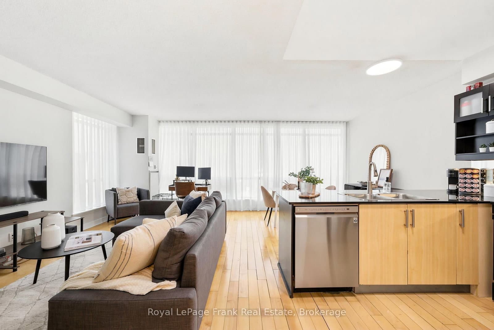 350 Wellington Street W, Unit M24 thumbnail 4