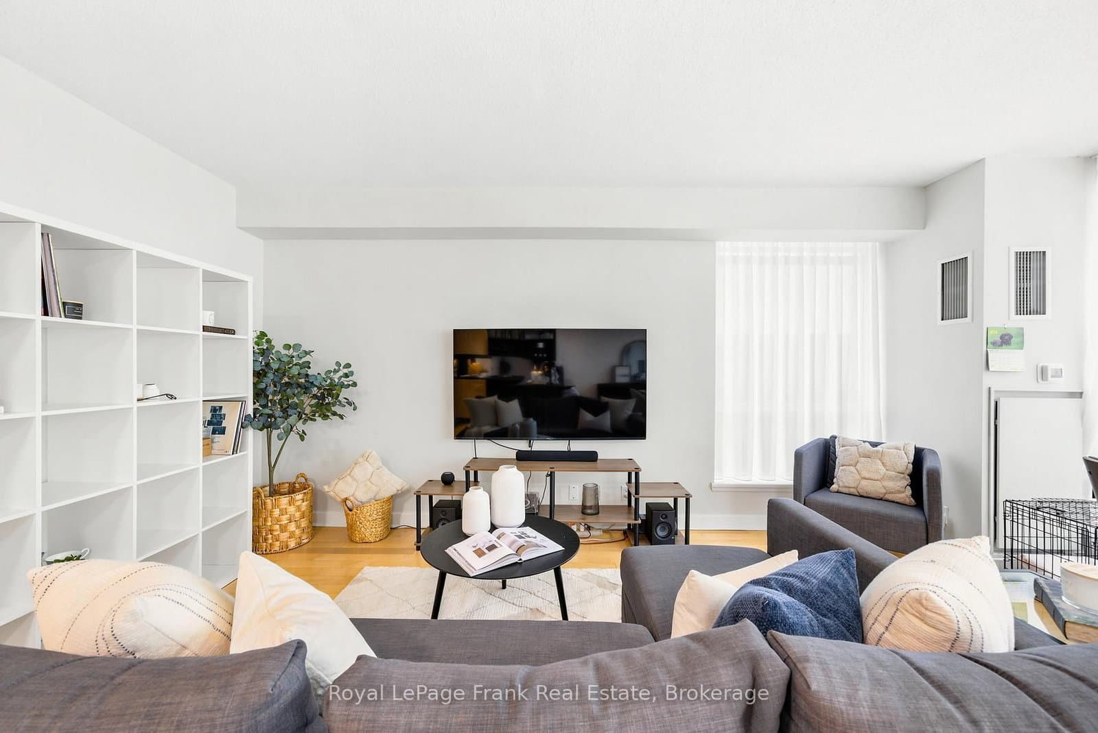 350 Wellington Street W, Unit M24 thumbnail 5