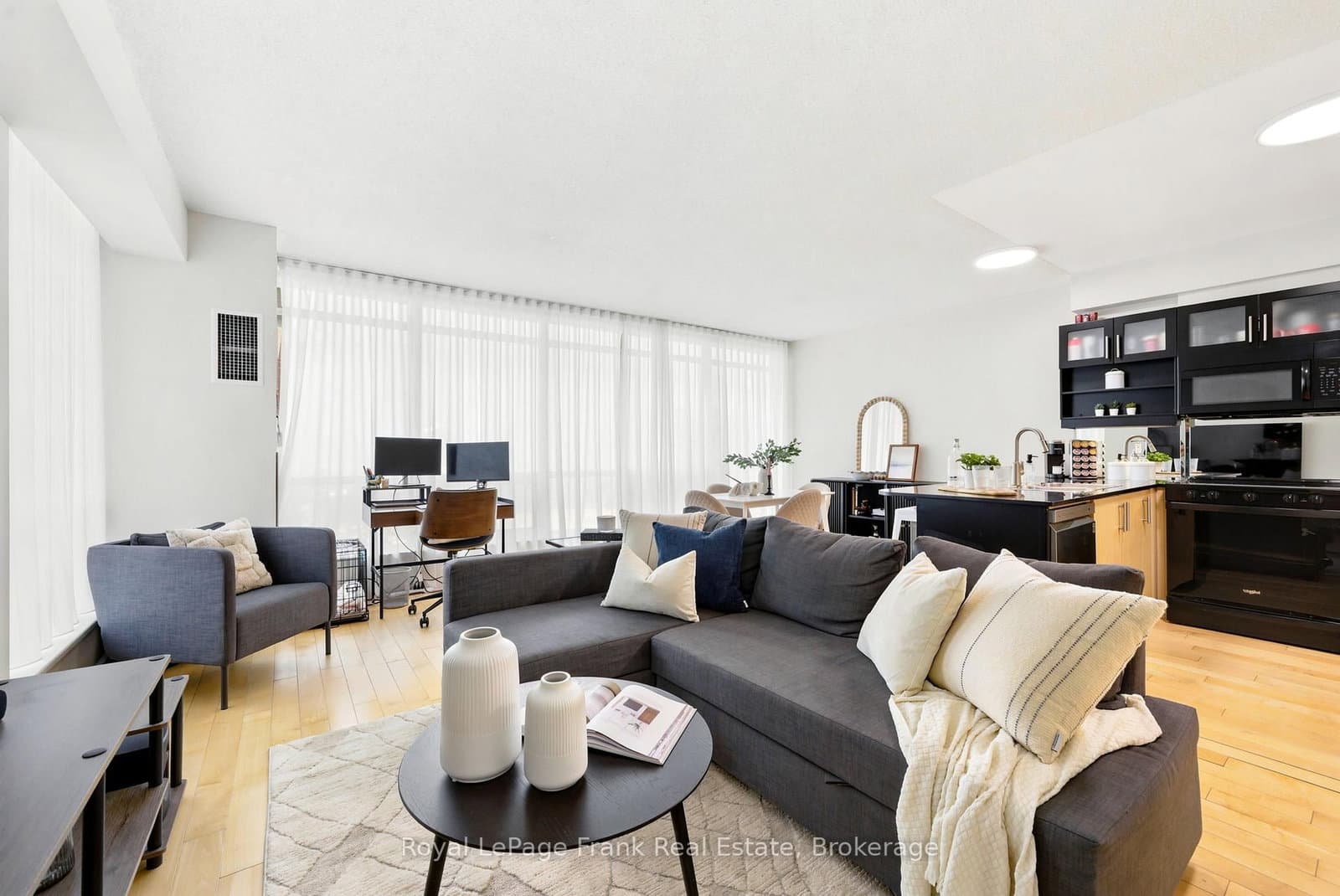 350 Wellington Street W, Unit M24 thumbnail 7