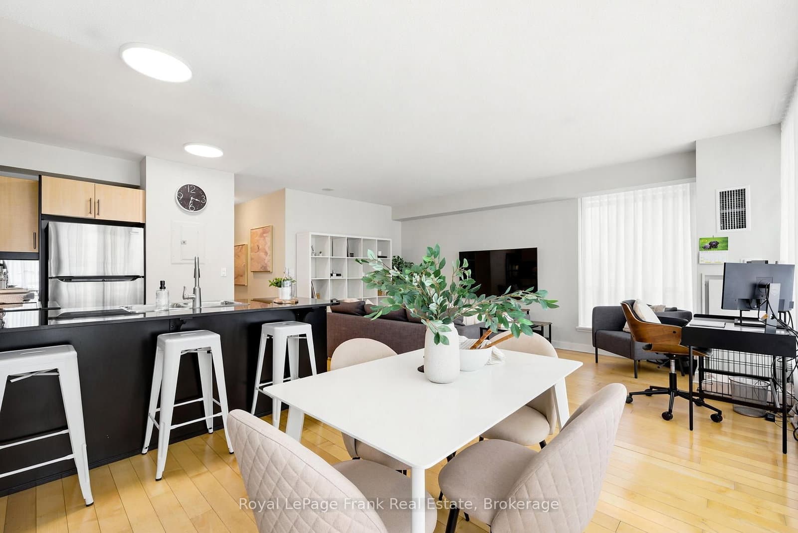 350 Wellington Street W, Unit M24 thumbnail 9