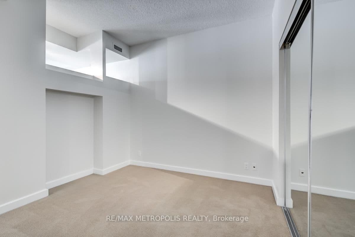 350 Wellington Street W, Unit 214 thumbnail 11