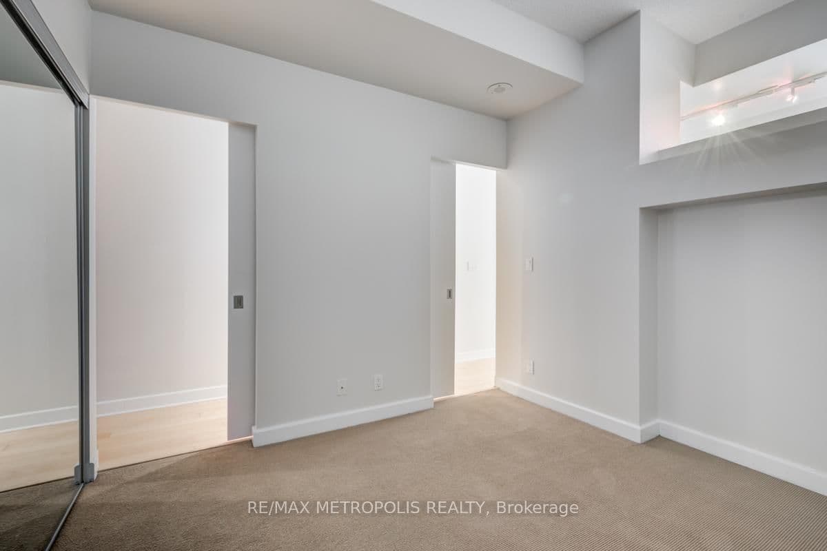 350 Wellington Street W, Unit 214 thumbnail 12