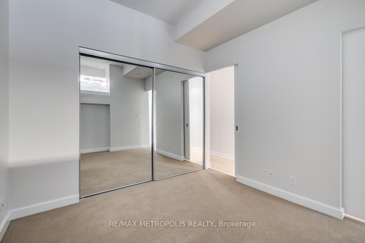 350 Wellington Street W, Unit 214 thumbnail 13
