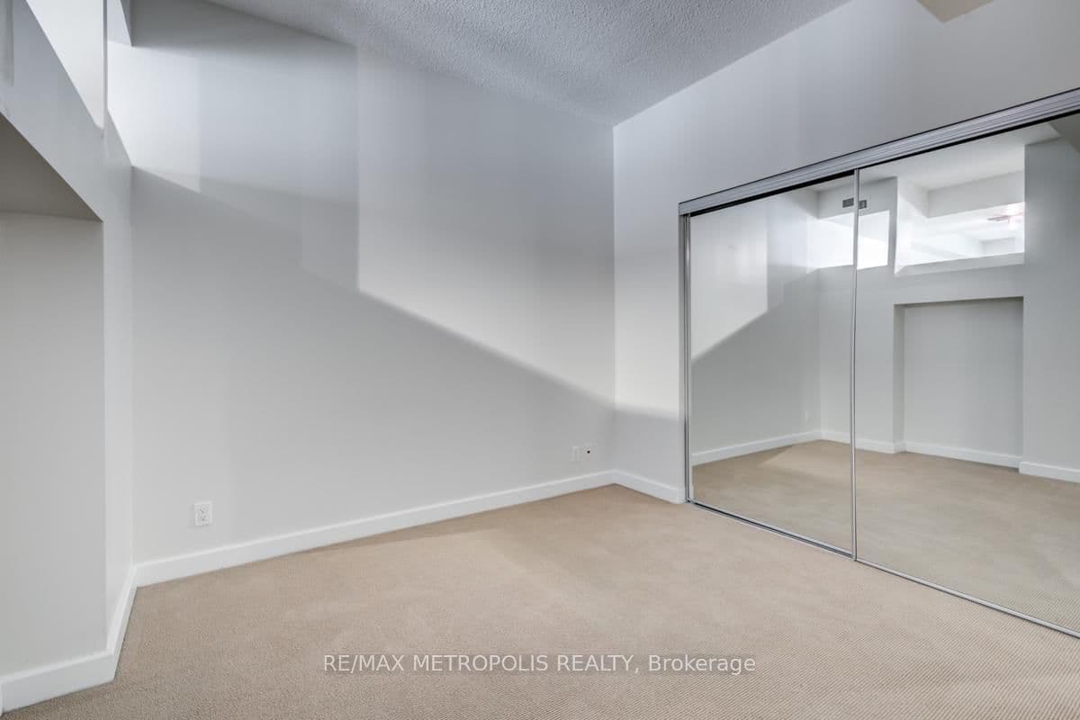 350 Wellington Street W, Unit 214 thumbnail 15