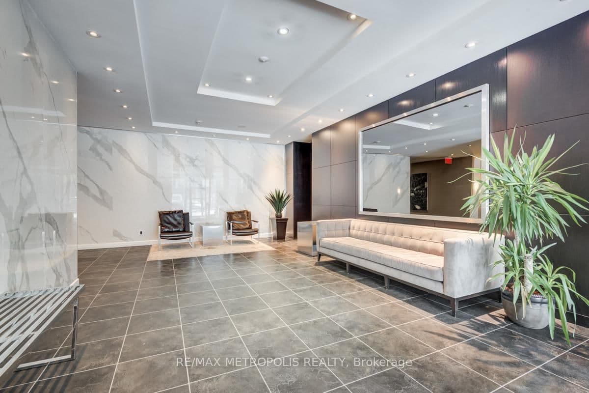 350 Wellington Street W, Unit 214 thumbnail 2