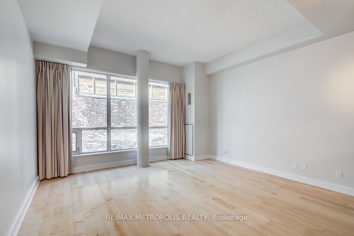 350 Wellington Street W, Unit 214 thumbnail 4