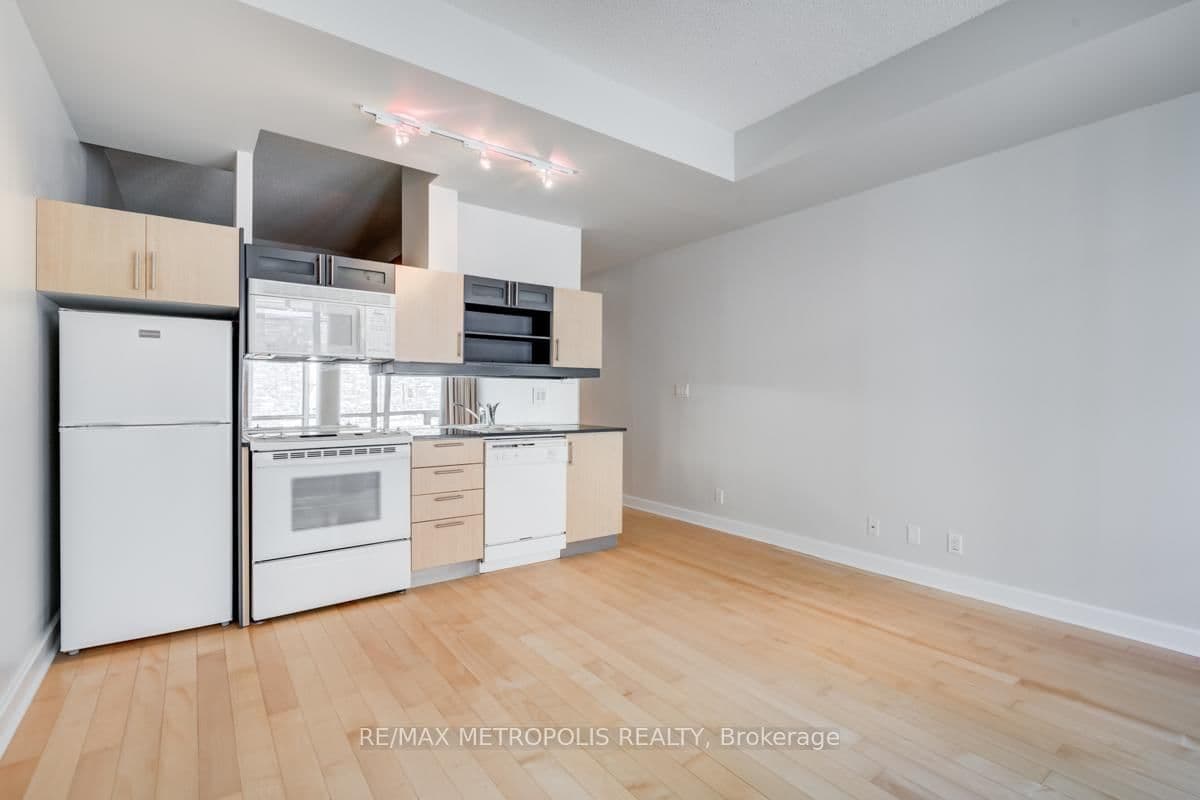 350 Wellington Street W, Unit 214 thumbnail 6