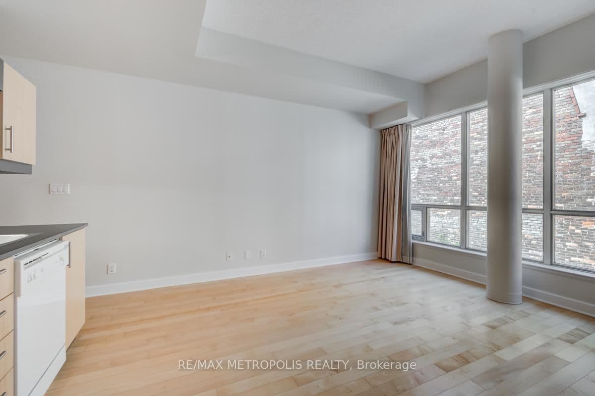350 Wellington Street W, Unit 214 thumbnail 7