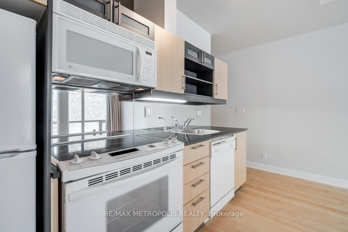 350 Wellington Street W, Unit 214 thumbnail 8