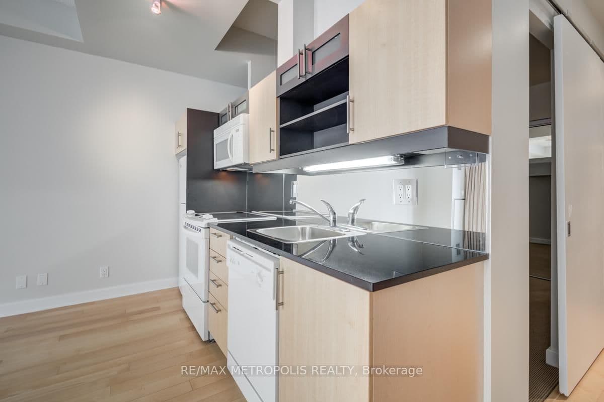 350 Wellington Street W, Unit 214 thumbnail 9