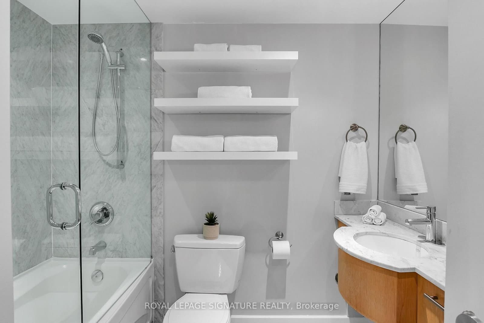 350 Wellington Street W, Unit G25 thumbnail 16