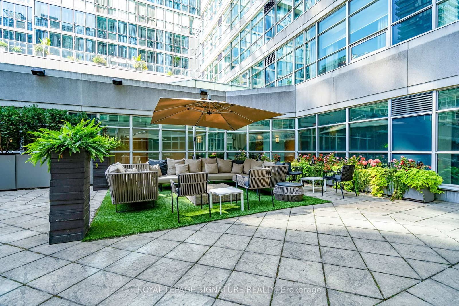 350 Wellington Street W, Unit G25 thumbnail 22
