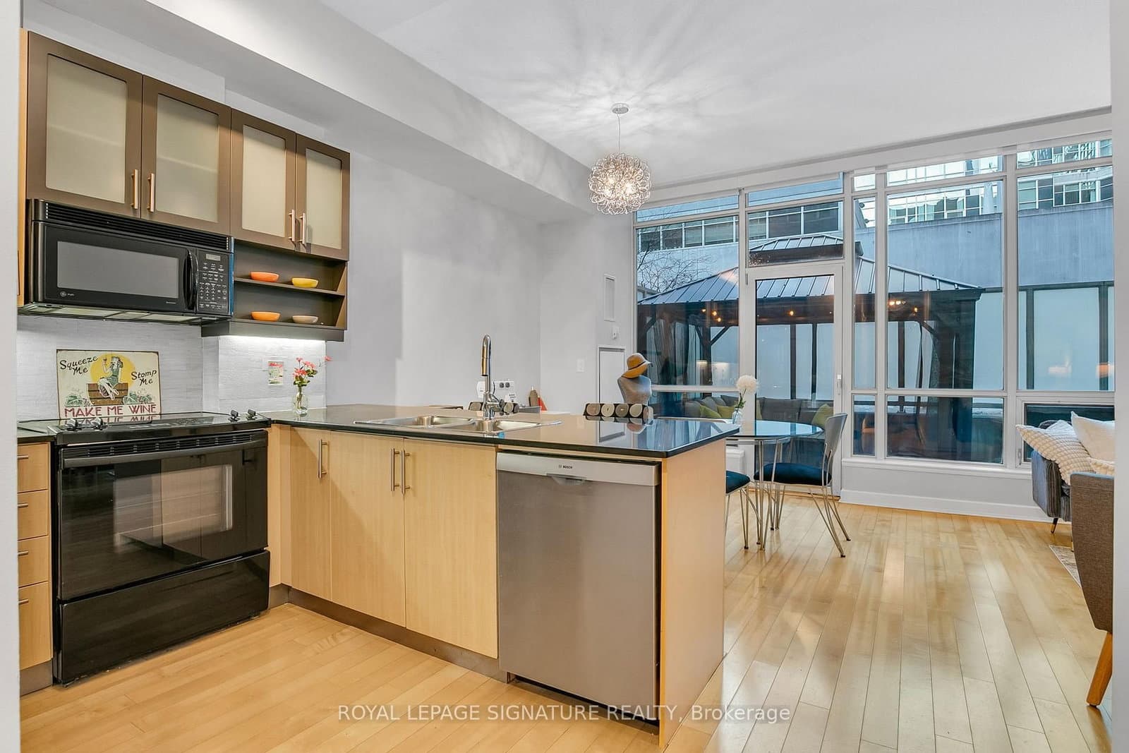 350 Wellington Street W, Unit G25 thumbnail 3
