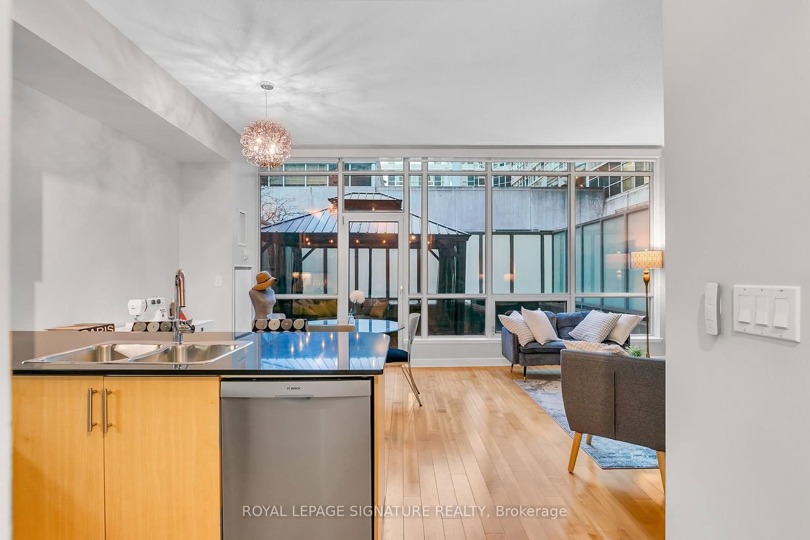 350 Wellington Street W, Unit G25 thumbnail 4