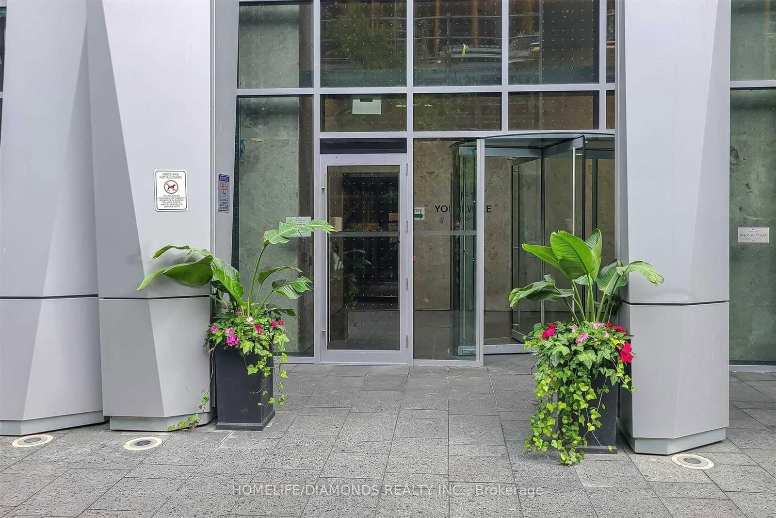 1 Yorkville Avenue, Unit 3302 thumbnail 3