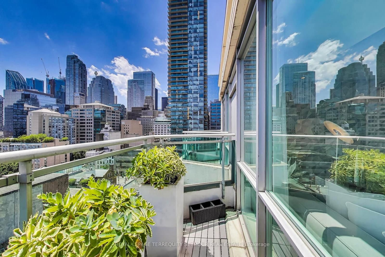 77 Lombard Street, Unit PH3 thumbnail 10