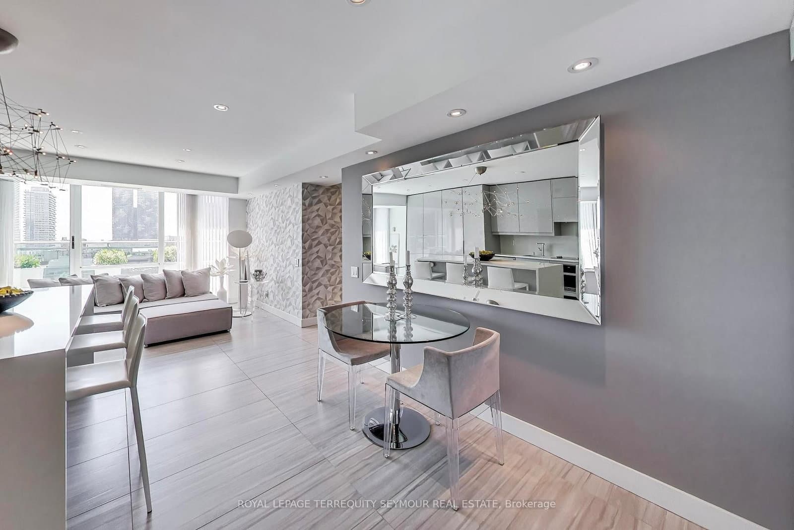 77 Lombard Street, Unit PH3 thumbnail 2