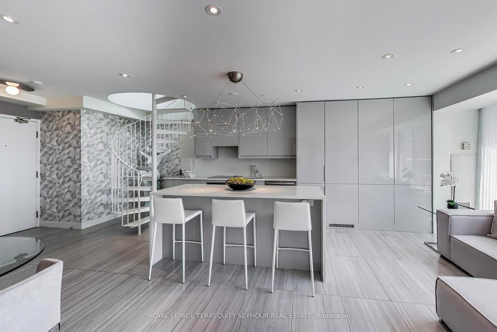 77 Lombard Street, Unit PH3 thumbnail 3