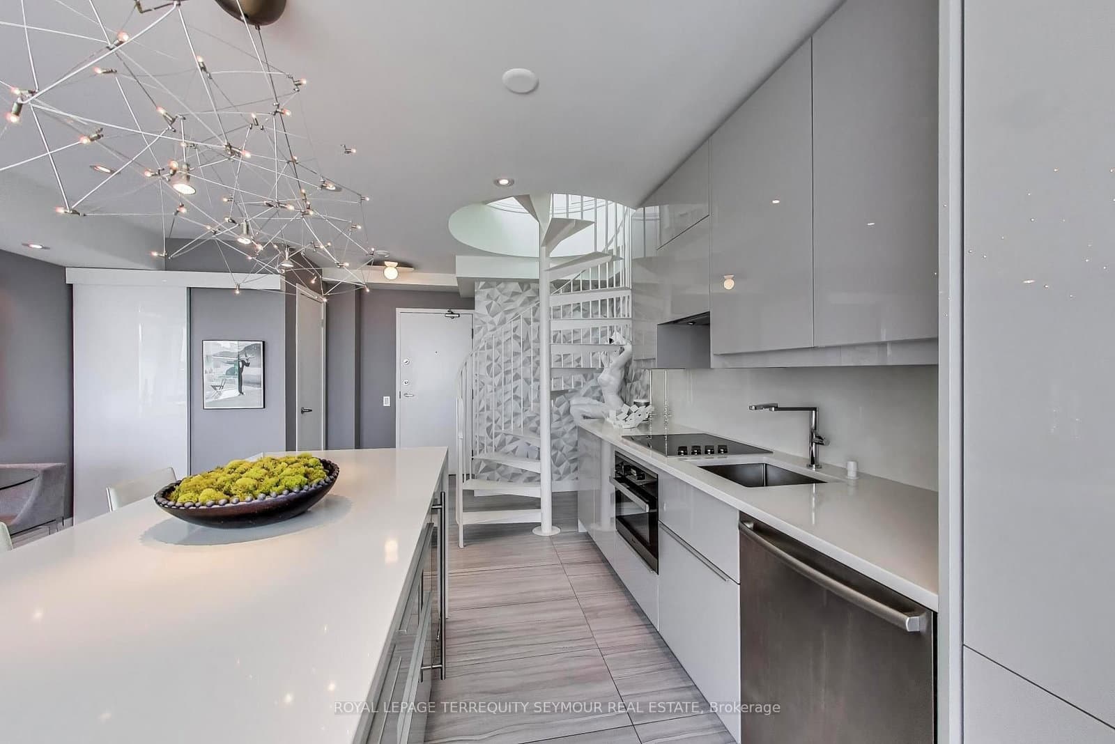 77 Lombard Street, Unit PH3 thumbnail 5