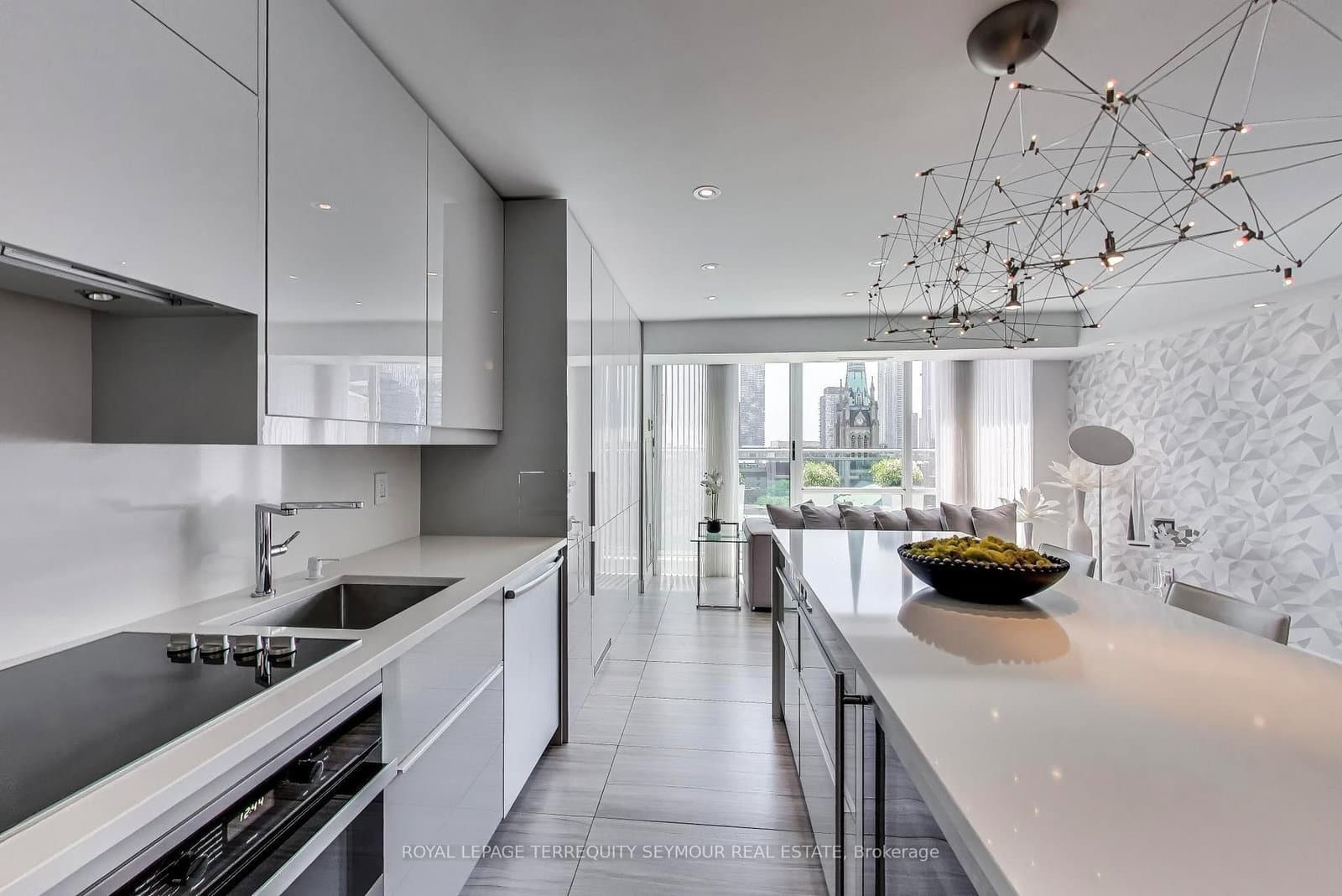 77 Lombard Street, Unit PH3 thumbnail 6