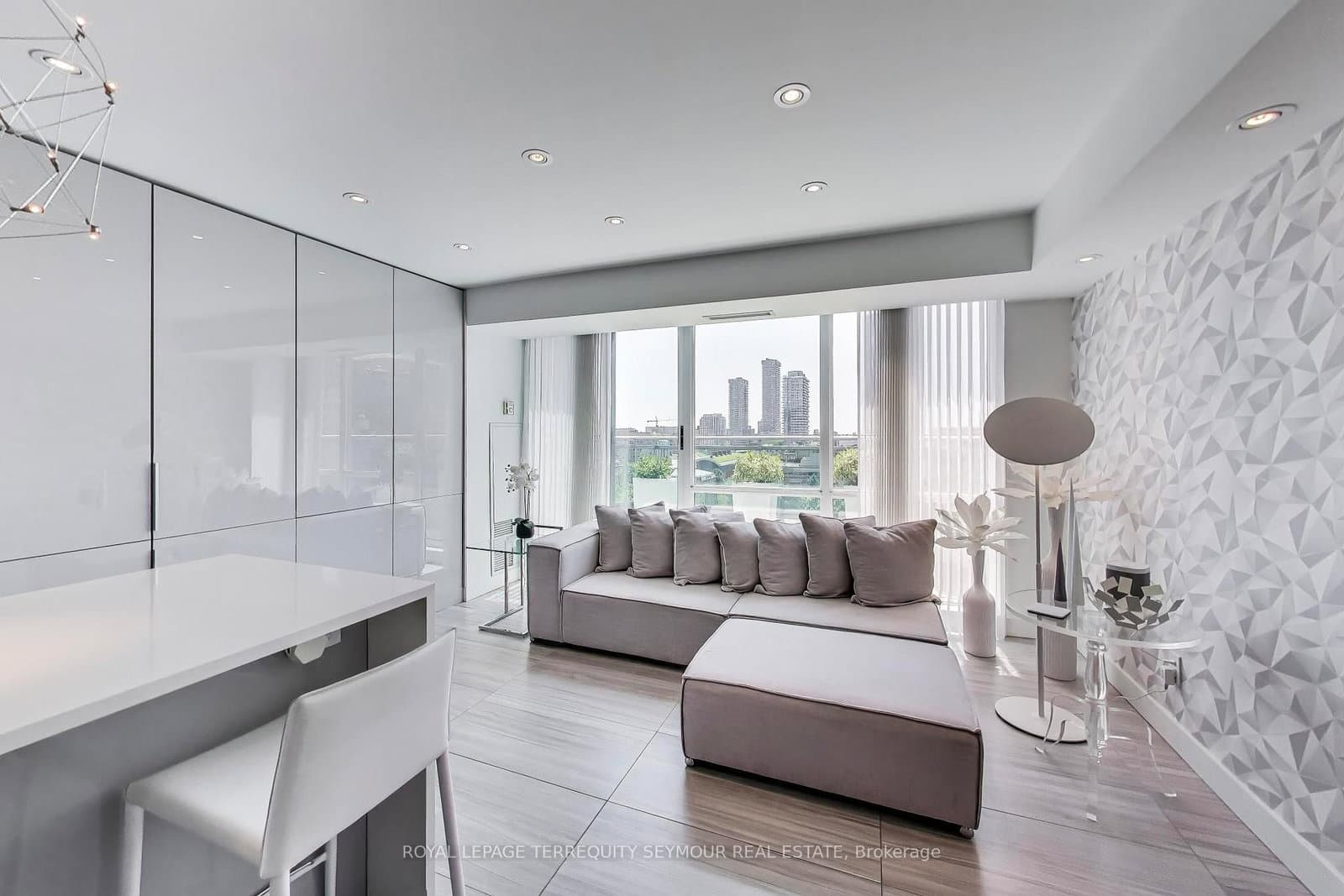 77 Lombard Street, Unit PH3 thumbnail 7