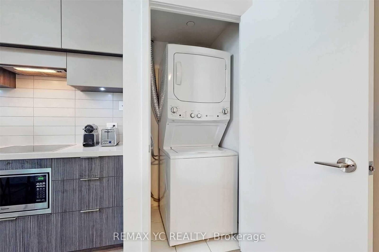 8 Eglinton Avenue E, Unit 2212 thumbnail 14