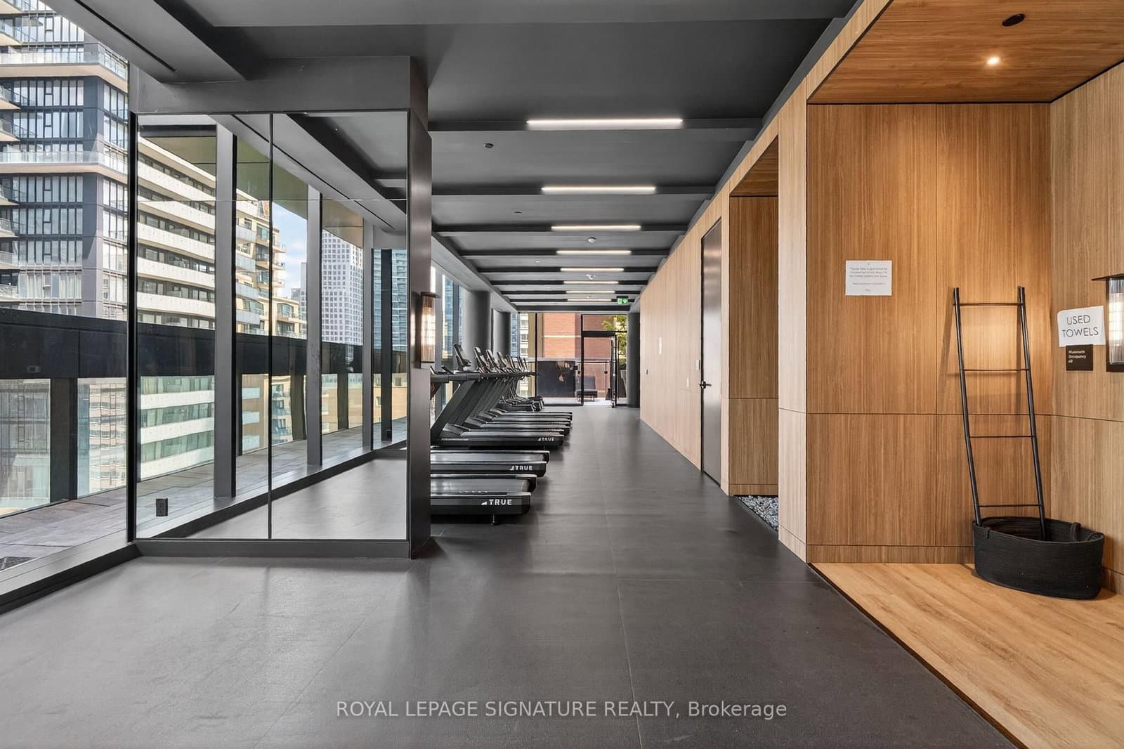 55 Charles Street E, Unit 4303 thumbnail 32