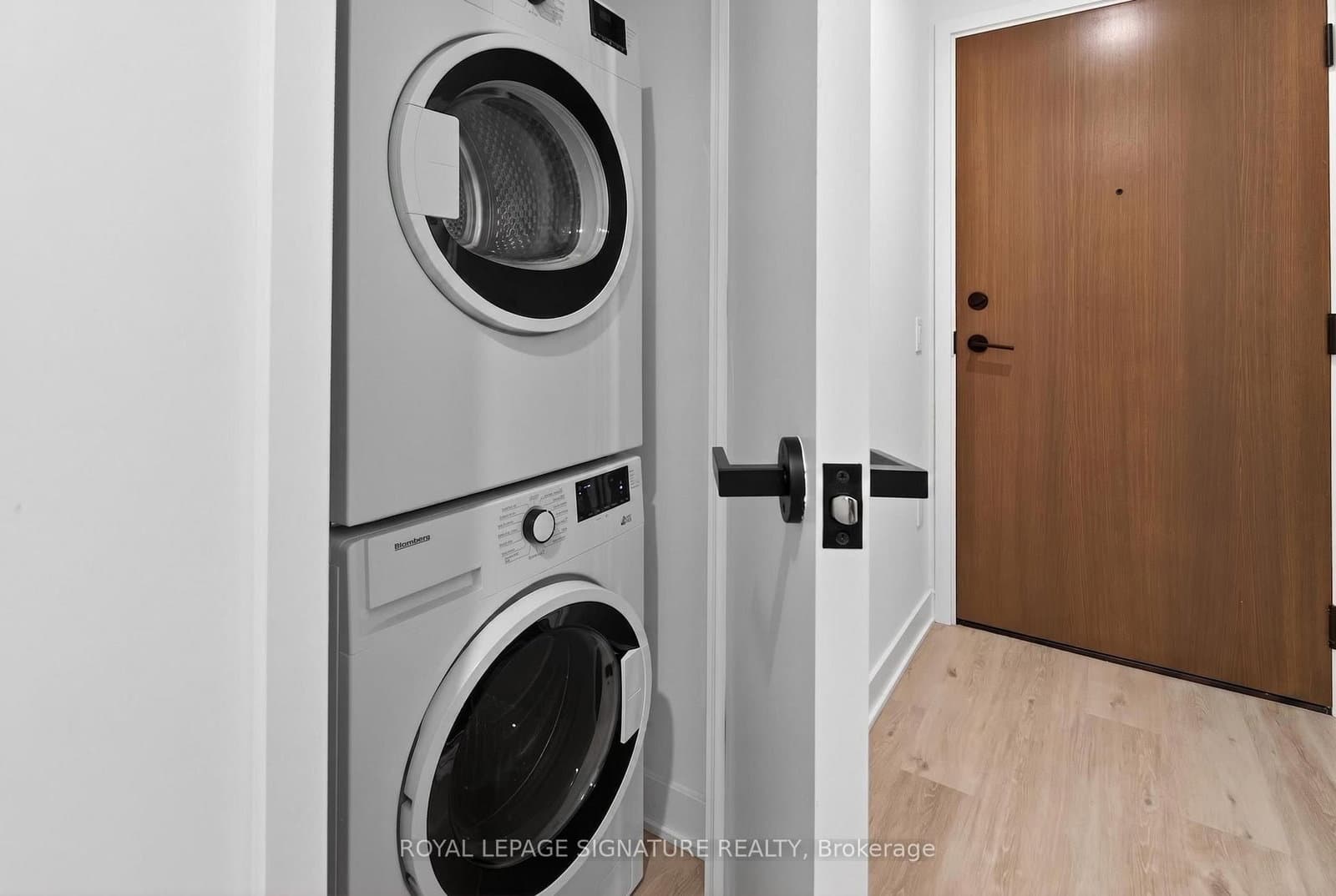 55 Charles Street E, Unit 4303 thumbnail 4
