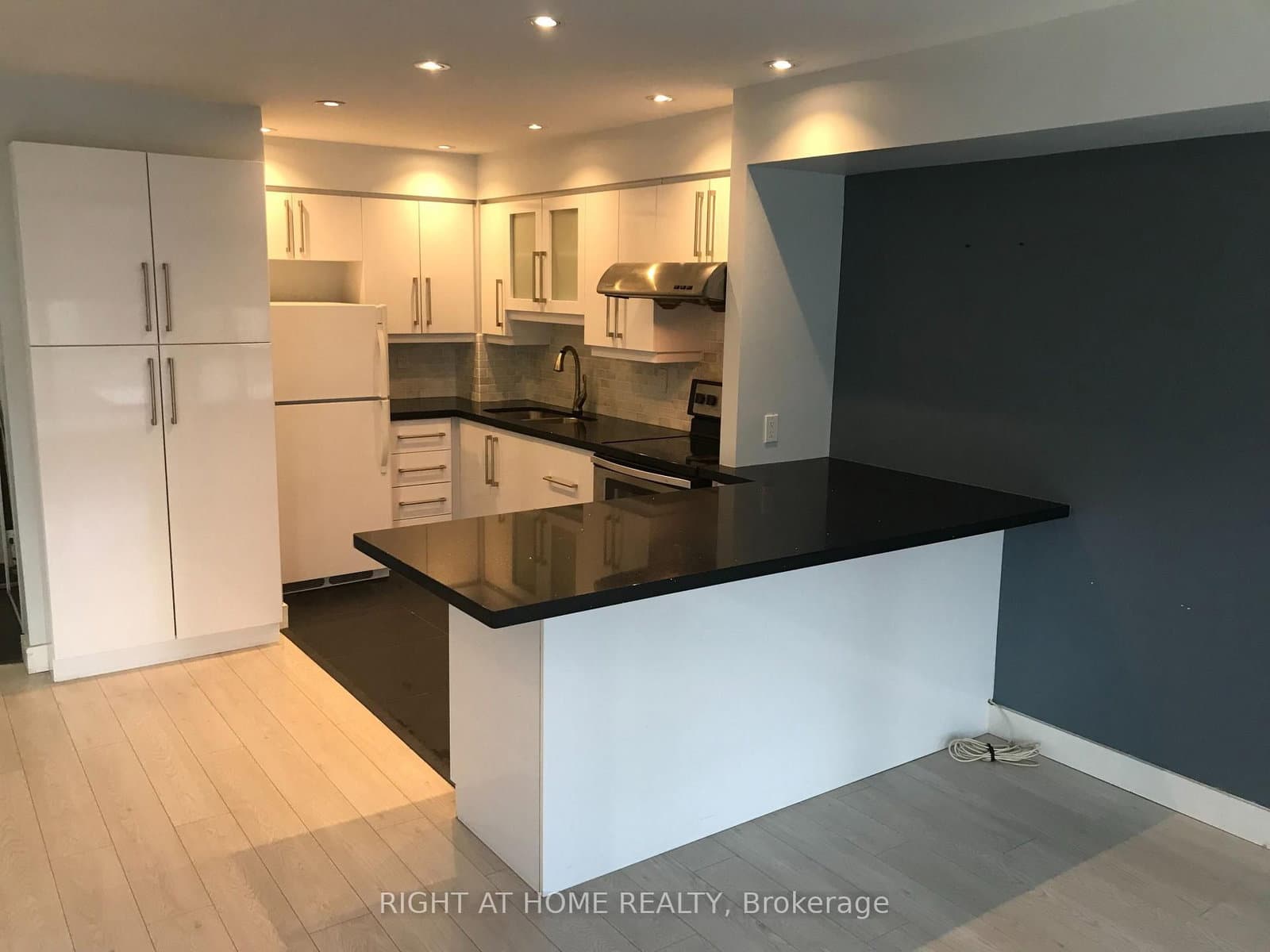 40 Scollard Street, Unit 1601 thumbnail 13