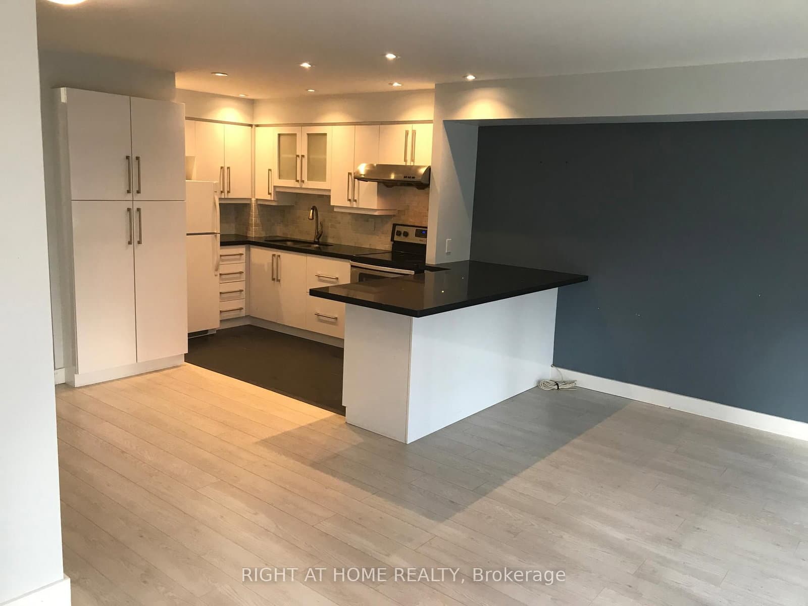 40 Scollard Street, Unit 1601 thumbnail 14