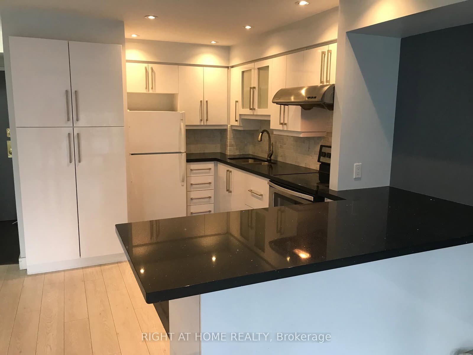 40 Scollard Street, Unit 1601 thumbnail 16