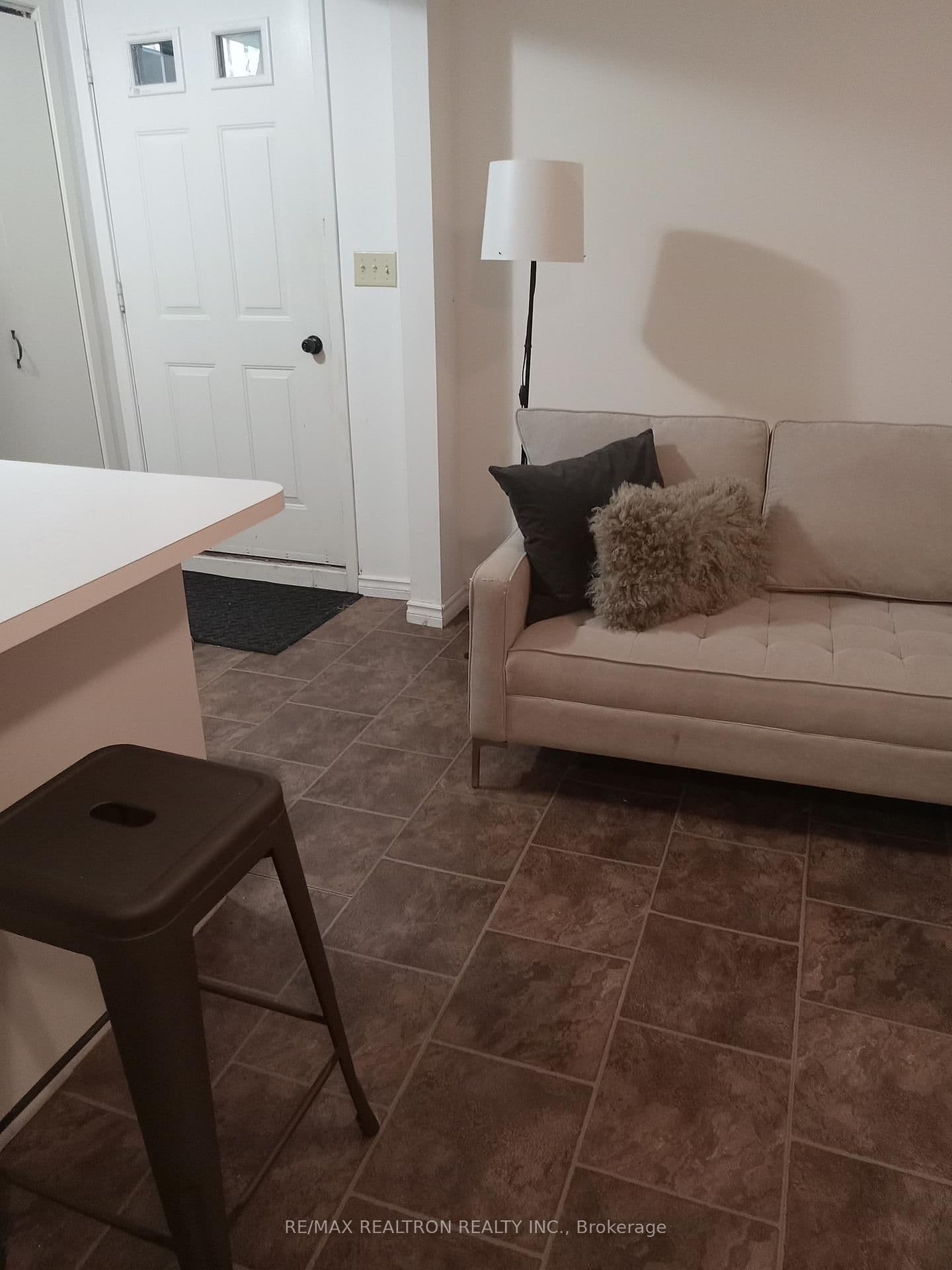 645 Hillsdale Avenue E, Unit Bsmt thumbnail 2