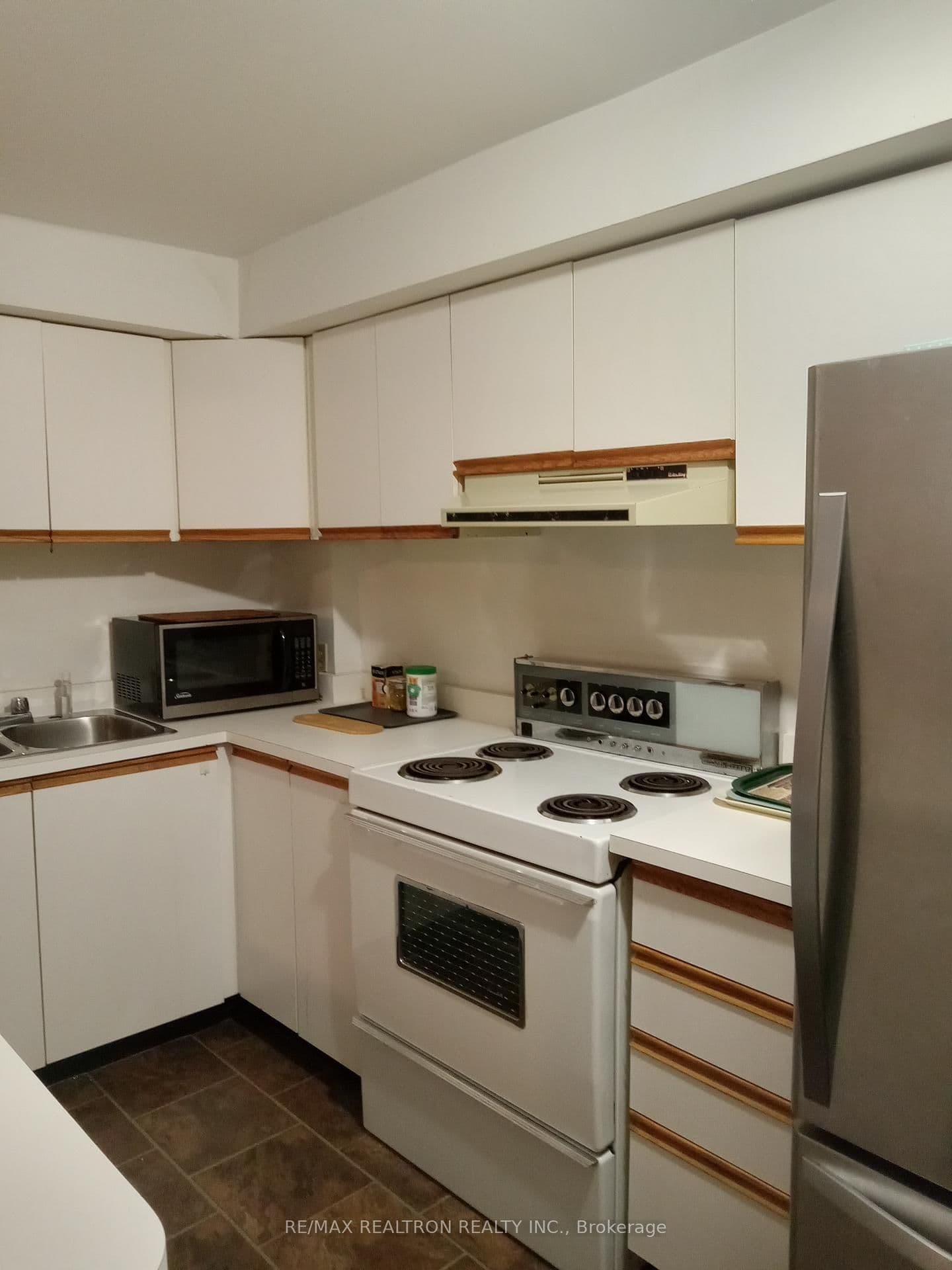 645 Hillsdale Avenue E, Unit Bsmt thumbnail 3