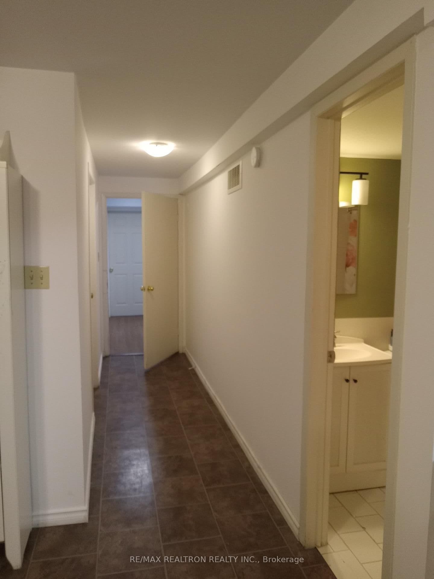 645 Hillsdale Avenue E, Unit Bsmt thumbnail 4