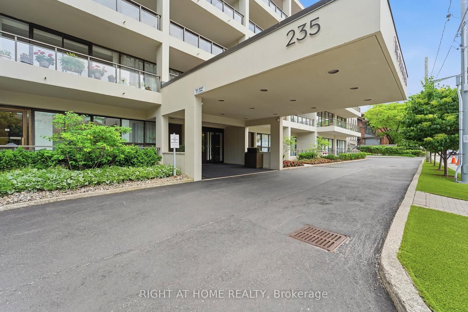 235 St Clair Avenue W, Unit 109 thumbnail 3