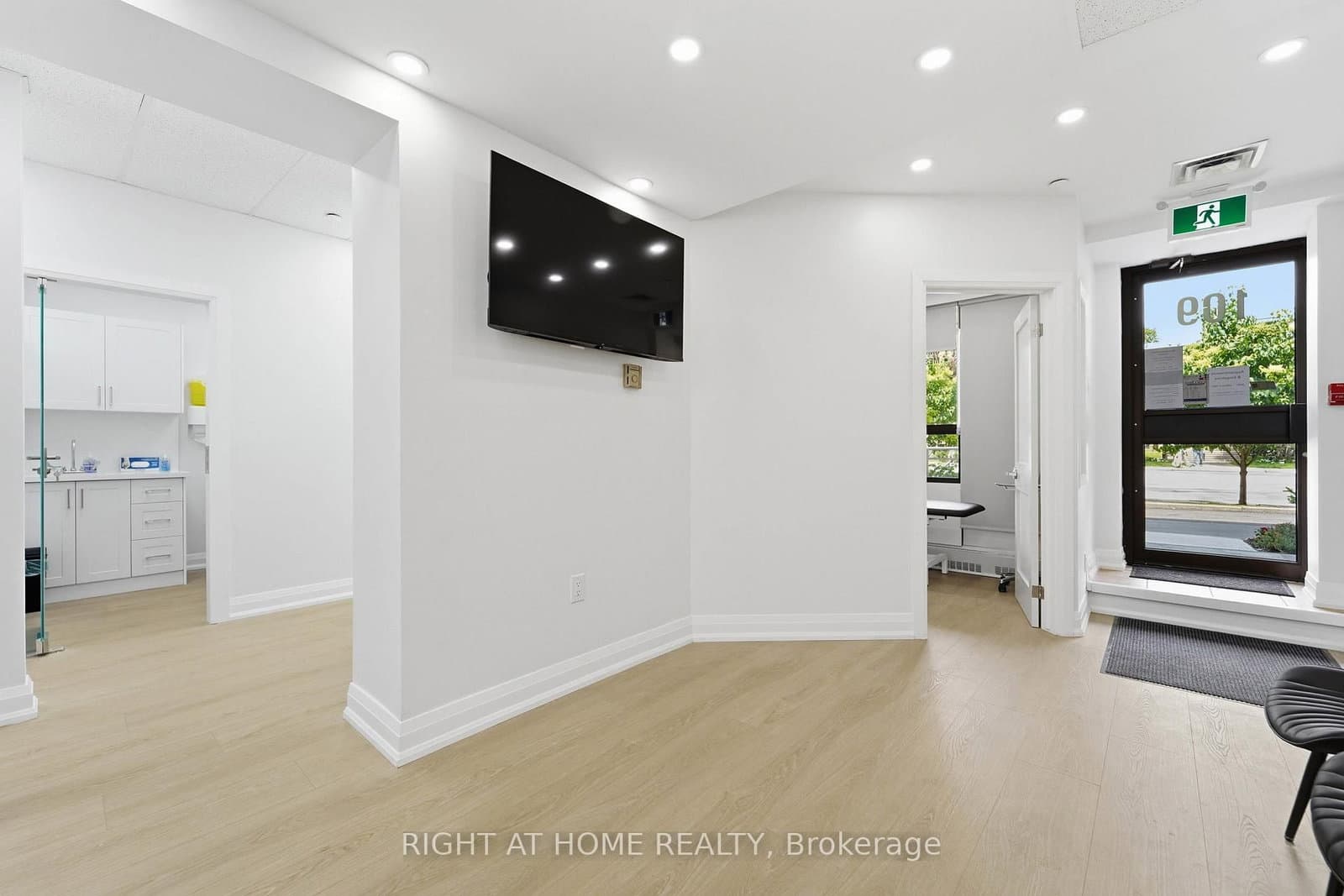 235 St Clair Avenue W, Unit 109 thumbnail 5
