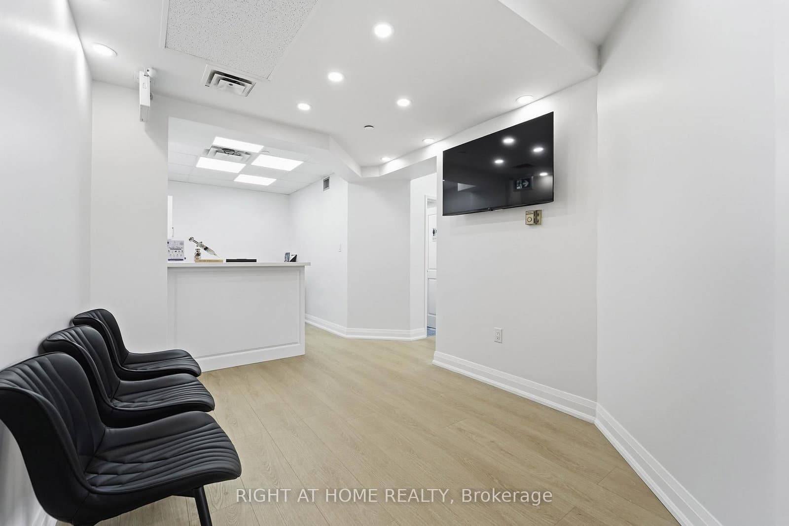 235 St Clair Avenue W, Unit 109 thumbnail 6