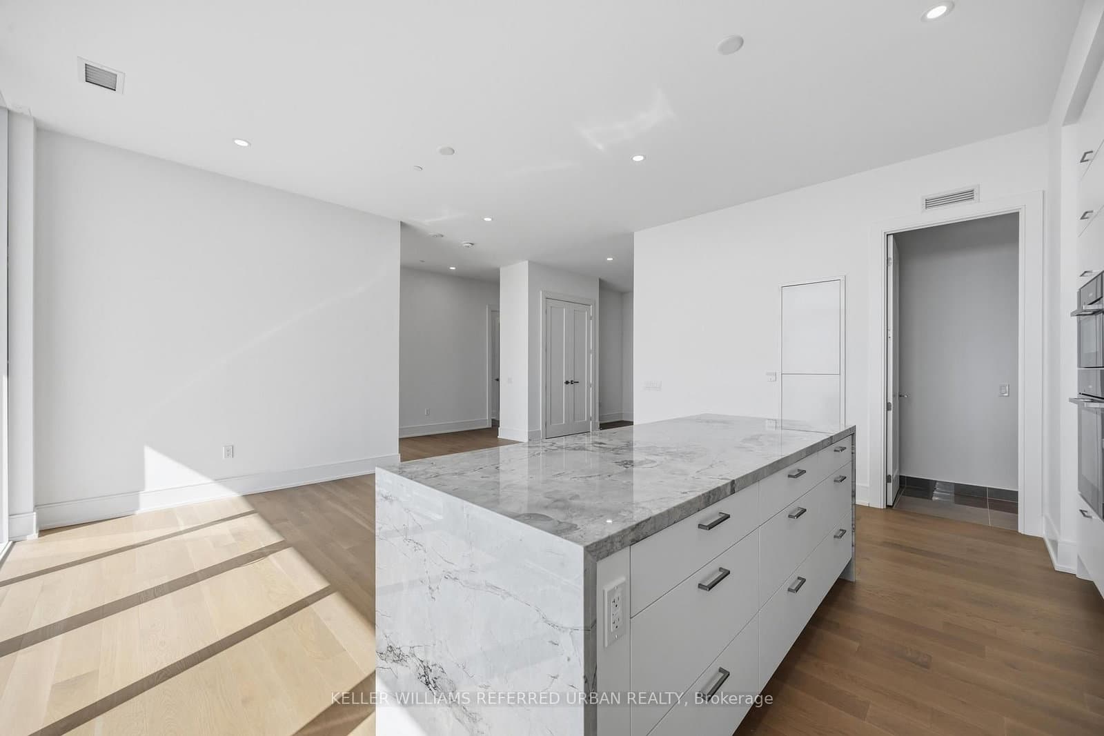10 Inn On The Park Drive, Unit PH3 thumbnail 10