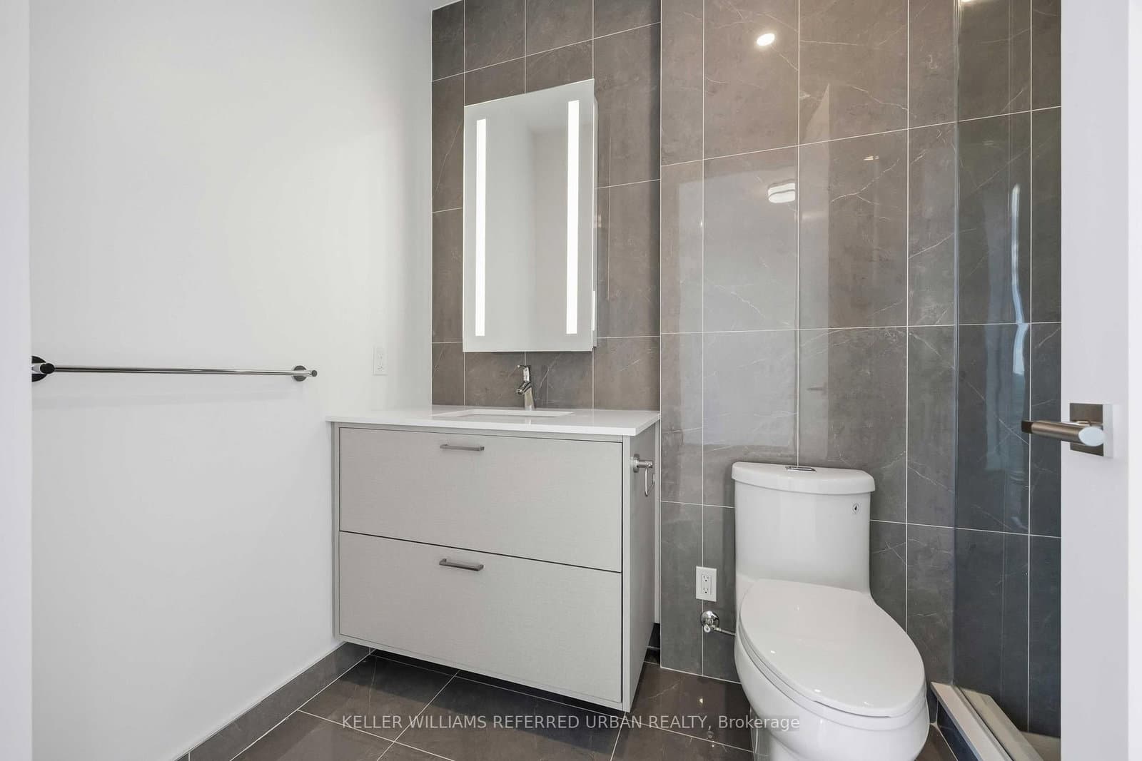 10 Inn On The Park Drive, Unit PH3 thumbnail 17