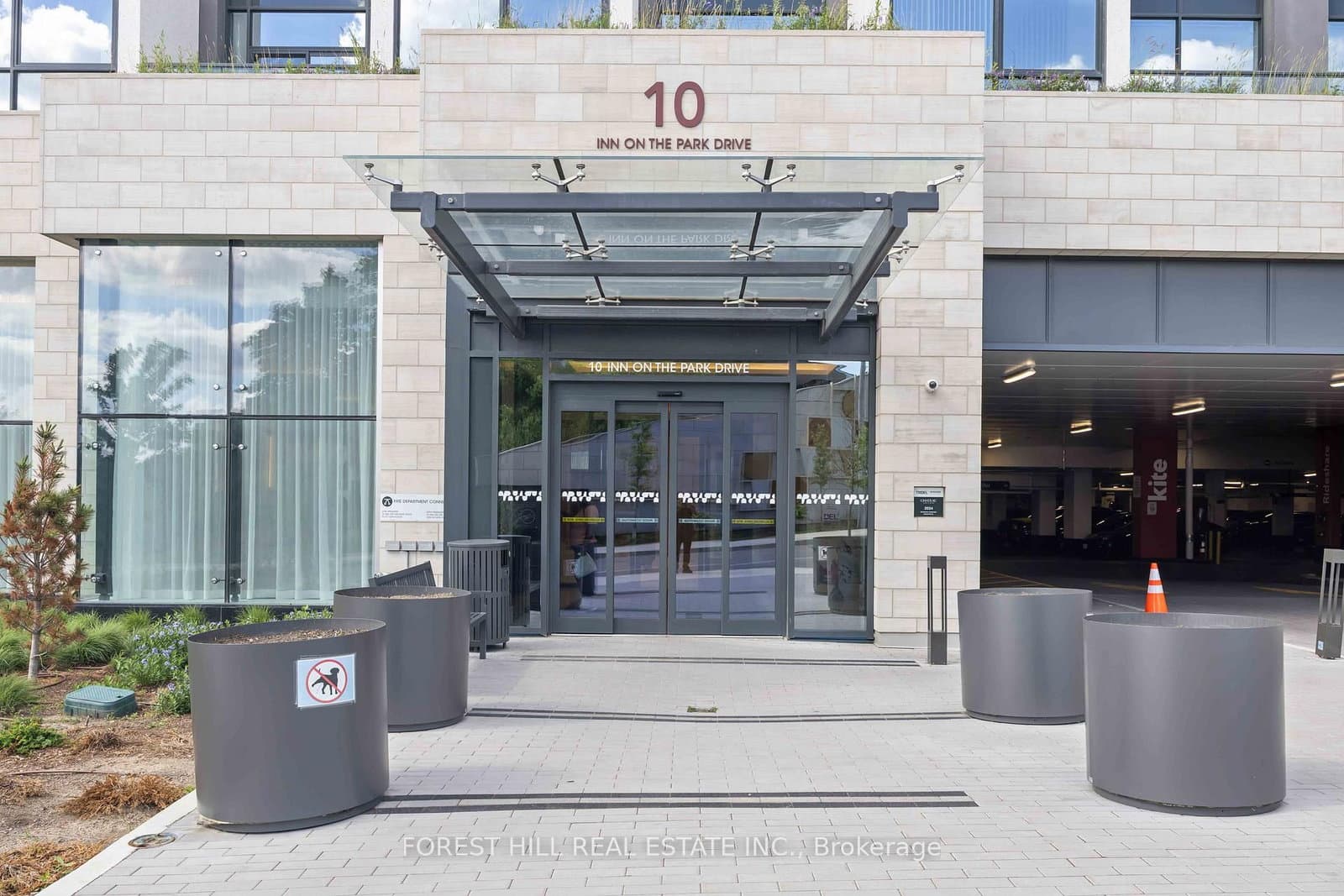 10 Inn On The Park Drive, Unit PH3 thumbnail 2
