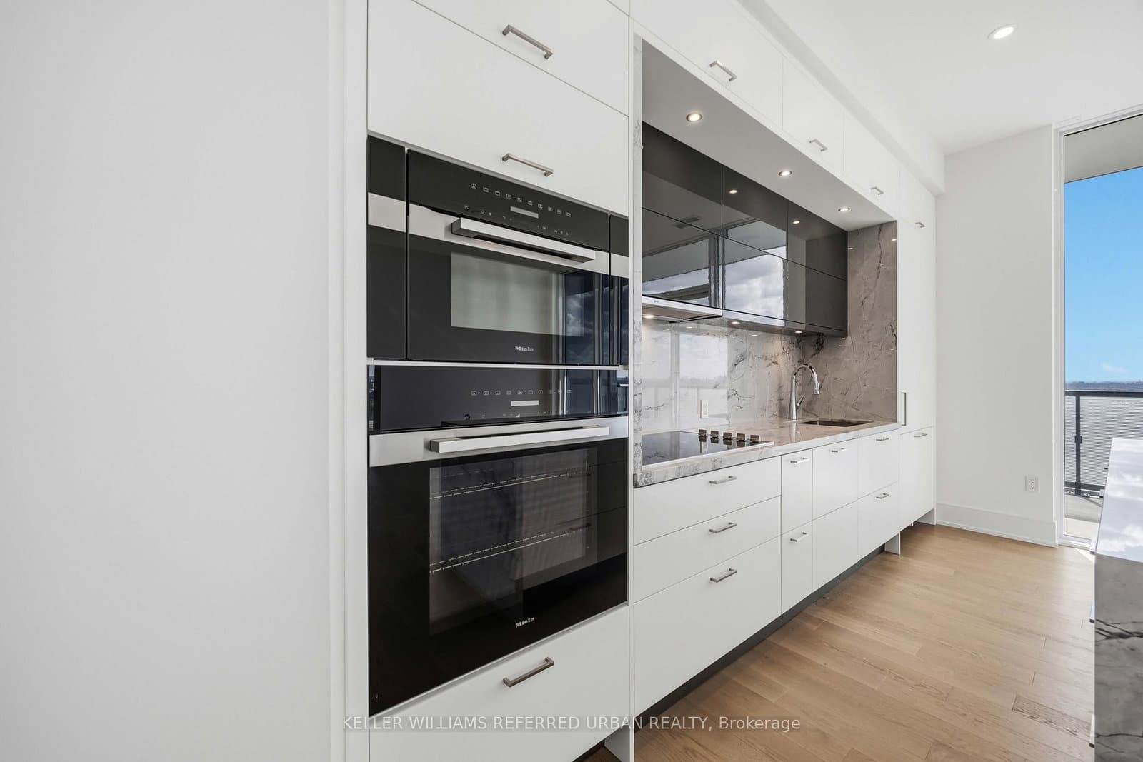 10 Inn On The Park Drive, Unit PH3 thumbnail 9