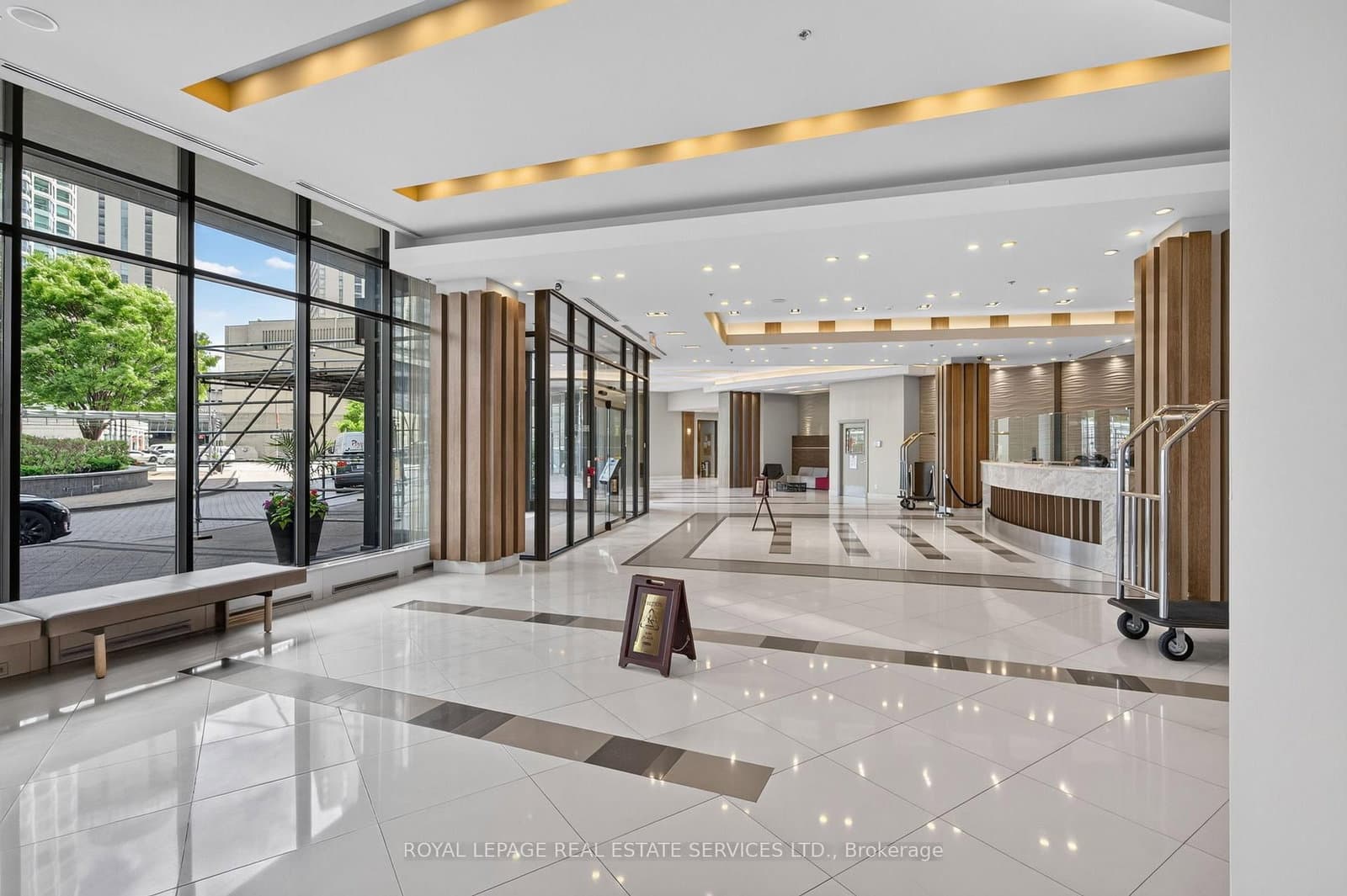 18 Harbour Street, Unit 1204 thumbnail 3