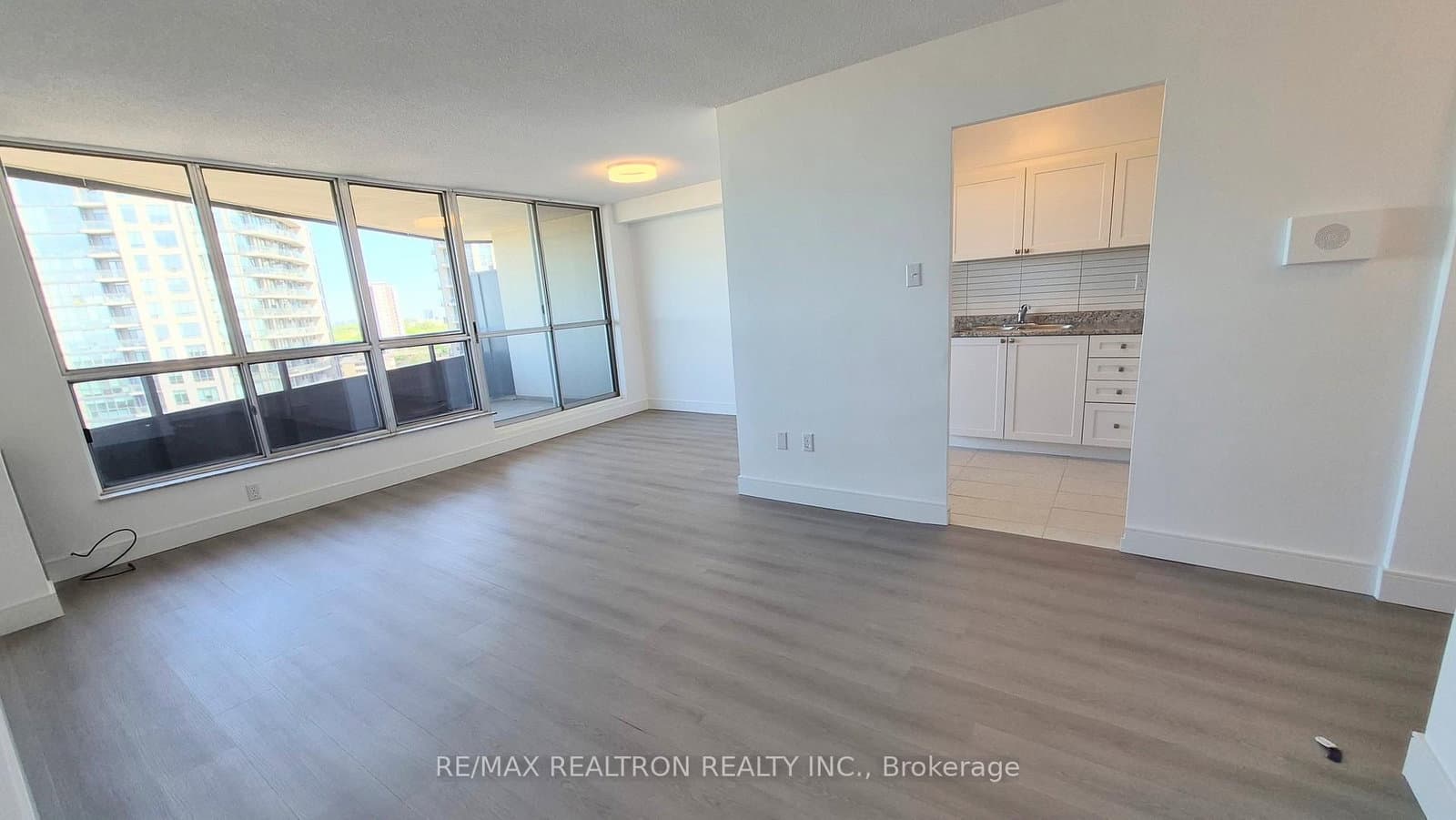 21 Vaughan Road, Unit 1606 thumbnail 4