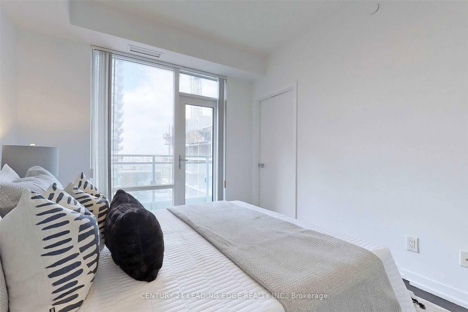 21 Widmer Street, Unit 1702 thumbnail 18